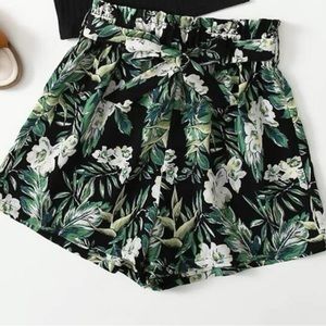 GIRLS 12-13Y GREEN AND BLACK TROPICAL SHORTS WITH BELT FLORAL GREAT CONDITION
